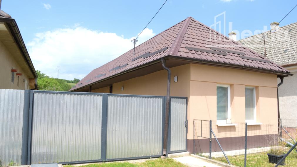 Na predaj útulný domček s veľkým pozemkom