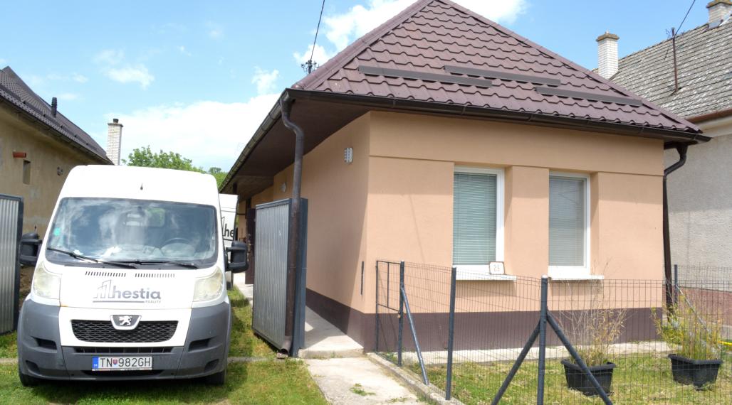 Na predaj útulný domček s veľkým pozemkom