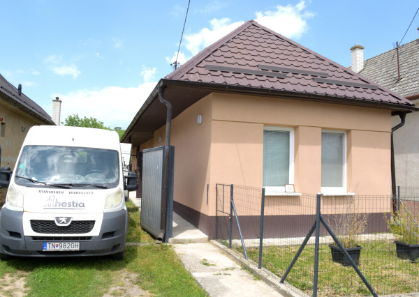 Na predaj útulný domček s veľkým pozemkom