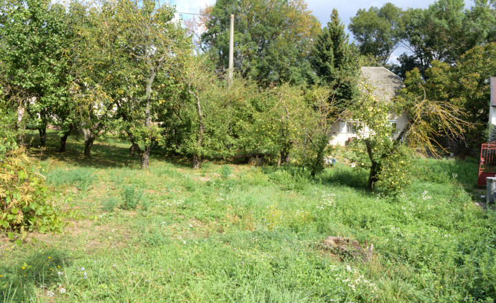 Veľký pozemok 1 322 m² – rodinný dom s potenciálom - fotografia 1